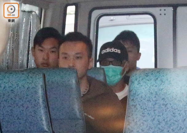 车上唯一戴口罩的男子疑似季炳雄 图自“东网”