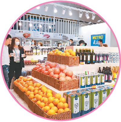 在第三届进博会上,麦德龙带来20多个国家和地区的展品,包括乳制品、冷冻甜点、肉类、冷冻海鲜、蔬果、葡萄酒、啤酒、咖啡、罐头等近200种进口商品。图为观众在参观麦德龙展台。