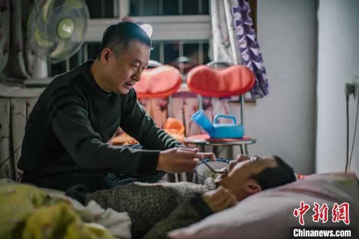 邹海给哥哥喂食自己煮的饺子。 刘宇俊 摄