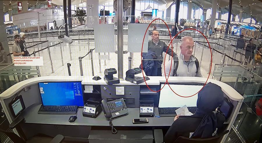 右边浅色衣服的男子为泰勒，左边深色衣服的男子有扎耶克 安纳多卢通讯社图