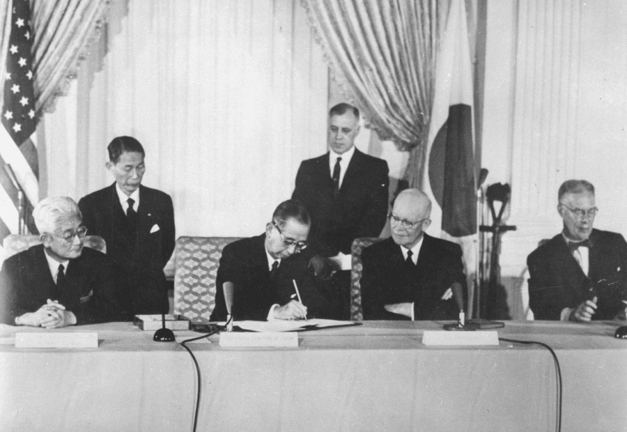 岸信介与艾森豪威尔总统签订新《日美安保条约》（共同社）