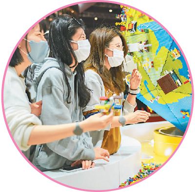 11月8日,观众在乐高展台体验乐高玩具。新华社记者 张豪夫摄