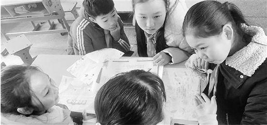 小学生自制自颁奖状 老师：让学生们自己寻找闪光点