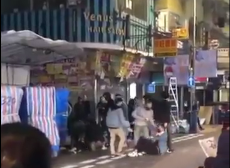 截停滋事暴徒后 香港一便衣警突然晕倒在地