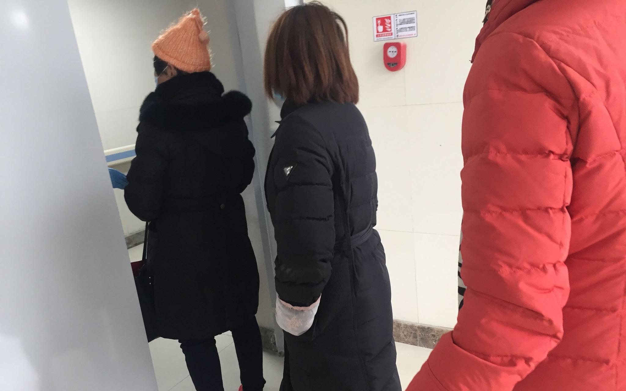  1月1日，金银潭医院内，患者家属在焦急等待。 新京报记者 张胜坡 摄