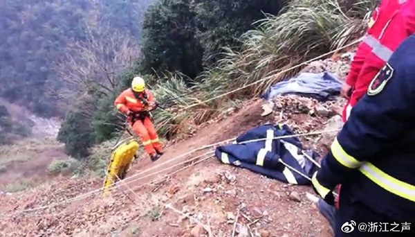 浙江一轿车坠崖司机多处骨折 获救后称看了眼手