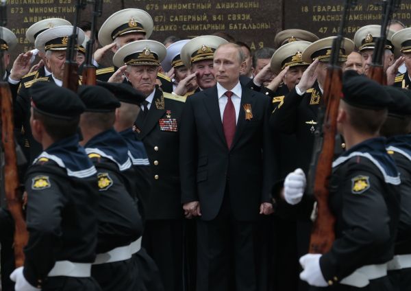 2014年5月9日，普京在克里米亚的塞瓦斯托波尔观看胜利日阅兵。（美联社资料图片）