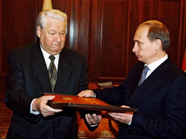 1999年12月21日，叶利钦将一本俄罗斯宪法授予普京。（法新社资料图片）