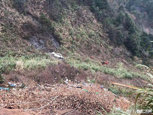 浙江一轿车坠崖司机多处骨折 获救后称看了眼手