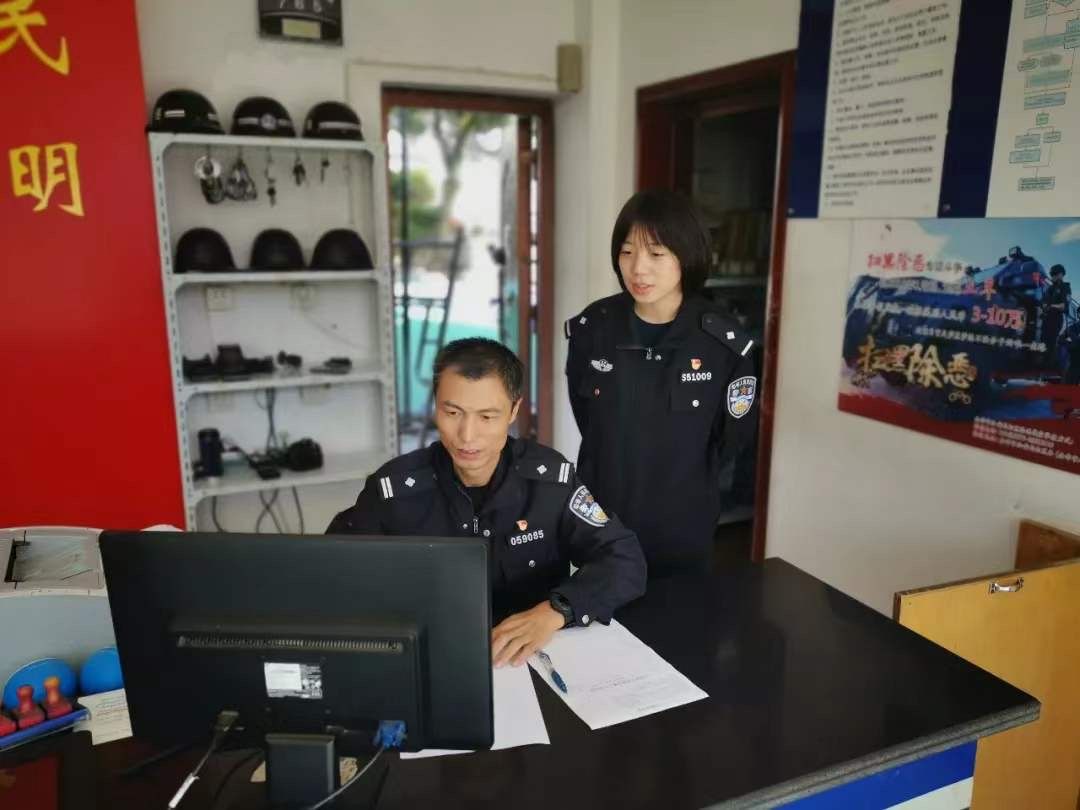  周晓波在工作中指导新警工作。 受访者供图