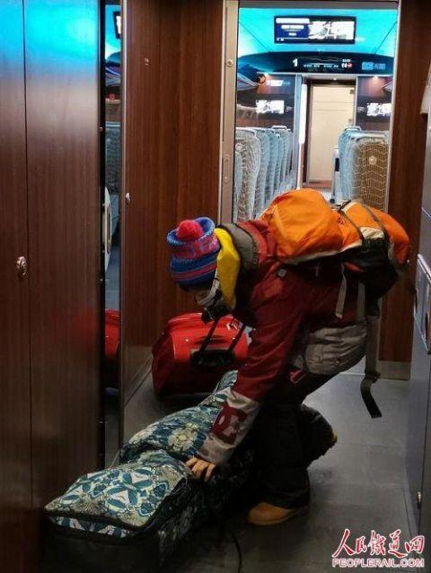 △列车运行1小时04分到达太子城站，这位最后下车的旅客说是一个人去滑雪。