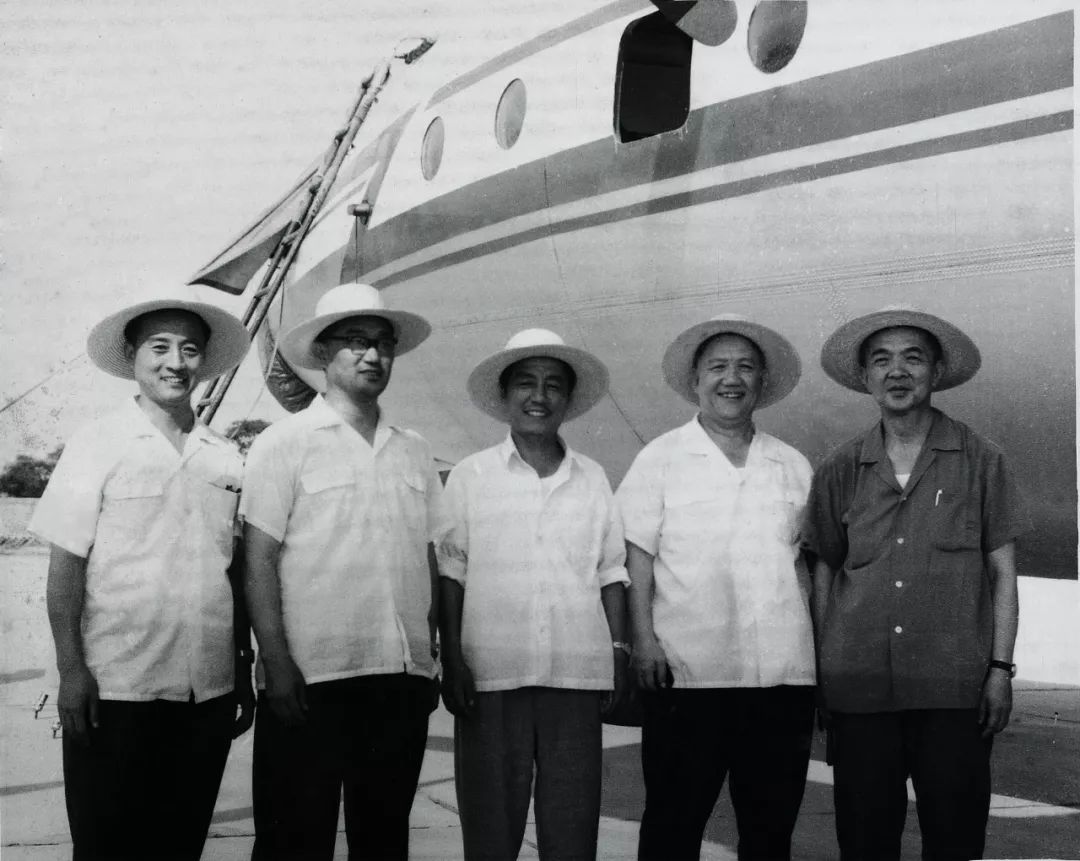 1979年6月航空研究院第一副院长、党委书记刘鸿志（右二）等在飞机前。本文图片均来自 “中国航空研究院”微信公众号