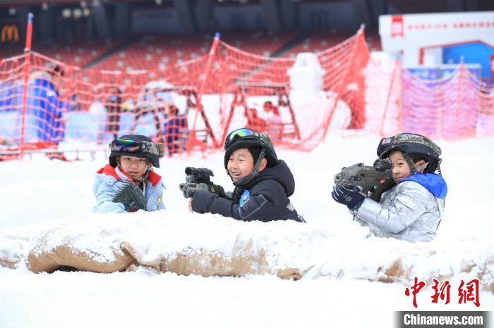 2020年1月2日，北京市中小学生奥林匹克教育主题系列活动——北京市中小学生奥林匹克冬令营在国家体育场圆满结束。　中新社记者 贾天勇 摄