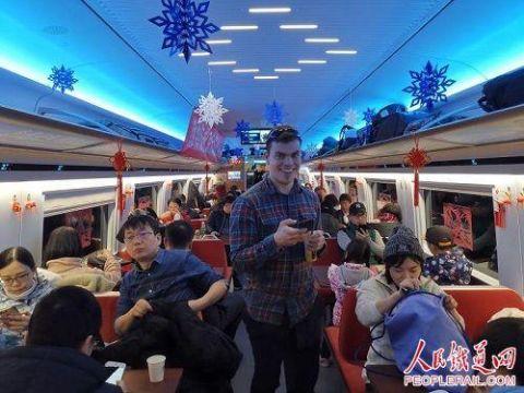 △G8815次列车刚刚开车，这位外国朋友饶有兴致地在车厢里拍照片，眼神里满是兴奋。