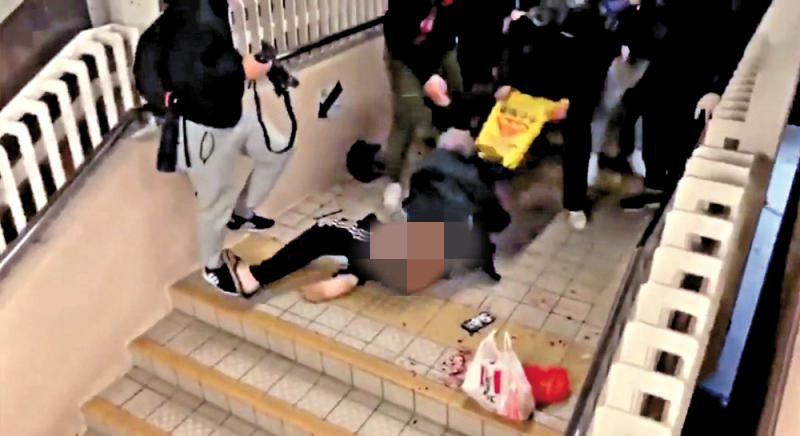 香港市民被殴打（图源：大公网）