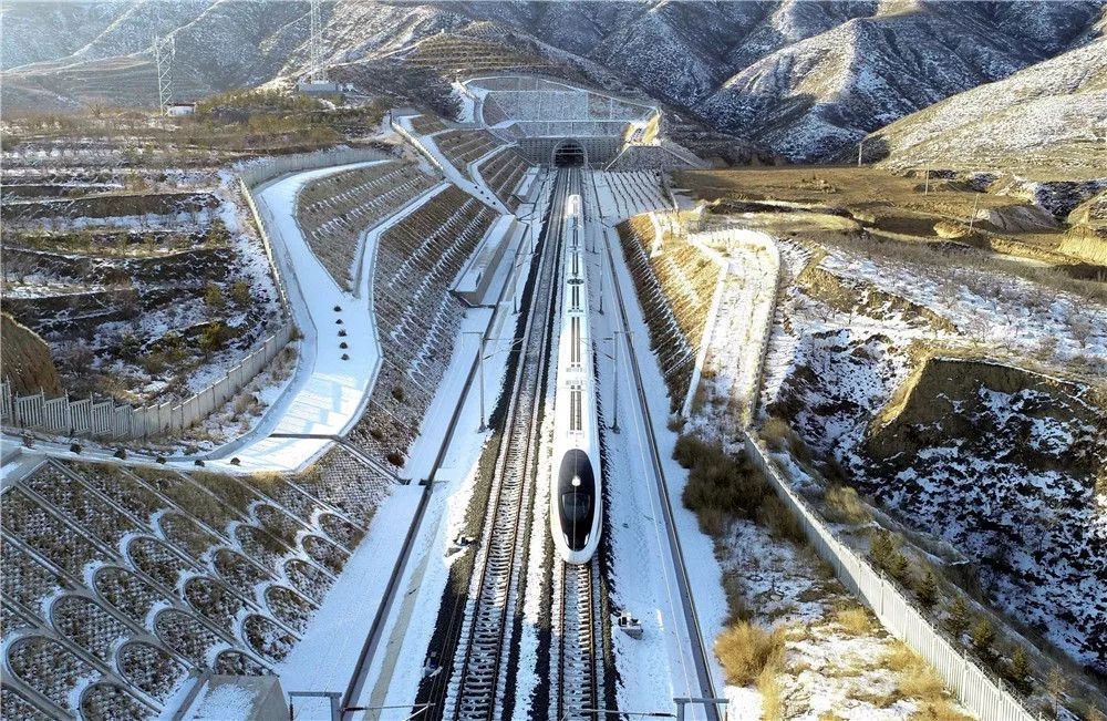 △智能型复兴号行驶在崇礼铁路张家口市下花园区路段