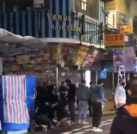 截停滋事暴徒后 香港一便衣警突然晕倒在地