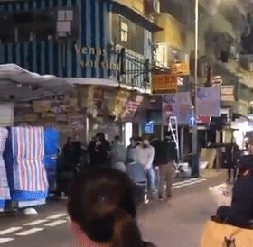 截停滋事暴徒后 香港一便衣警突然晕倒在地