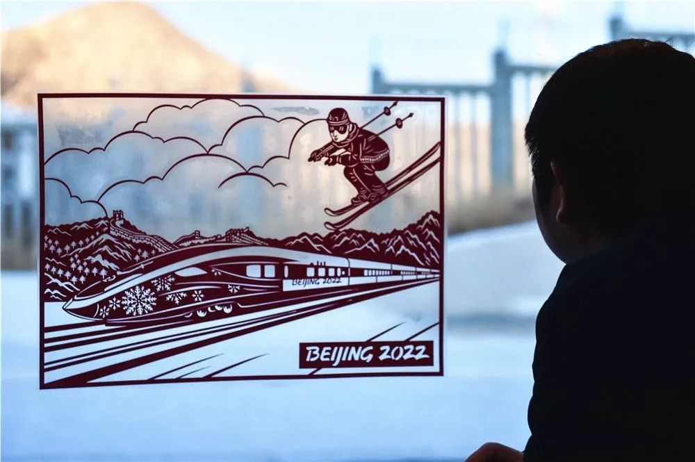 △2019年12月30日，北京北站开往太子城站的G8811次列车车窗上贴着2022年北京冬奥会主题剪纸 彭子洋 摄