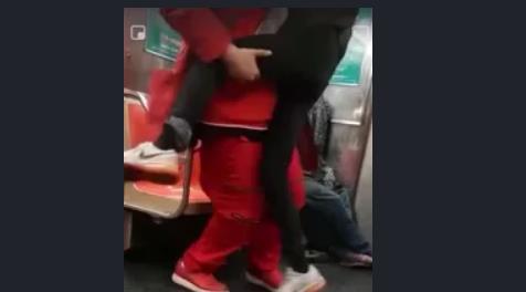 桑尼·阿洛威突然将女子抱出车厢(视频截图)