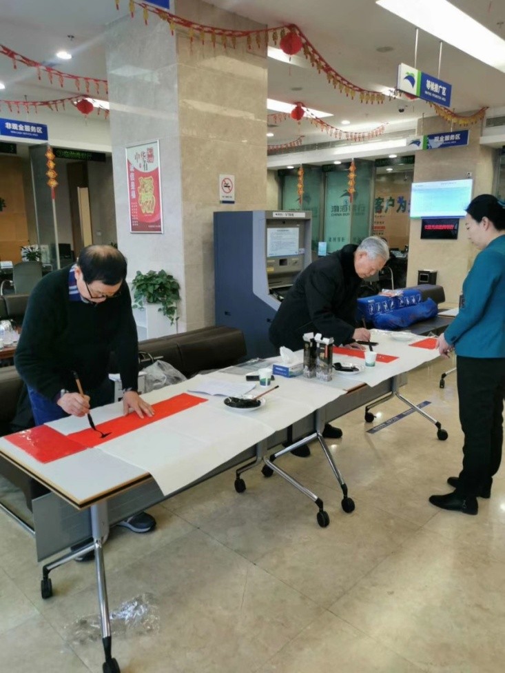 金融书法暖人心 翰墨飘香迎新春 渤海银行长治分行邀请书法家为客户写春联活动