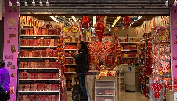香港游客减少 春节期间铜锣湾街边红包铺子少了