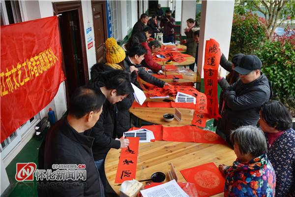 图说怀化 | 洪江市书法家们分赴各乡镇扶贫村开展送文化、送春联活动