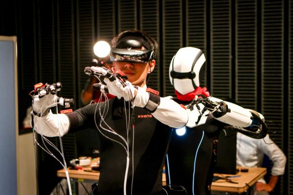 资料图片:日本都科摩公司展示5G应用场景。(新华社)