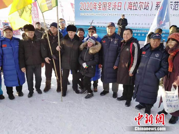 这老爷子90了,零下30度,冰河里游泳跟玩儿似的!