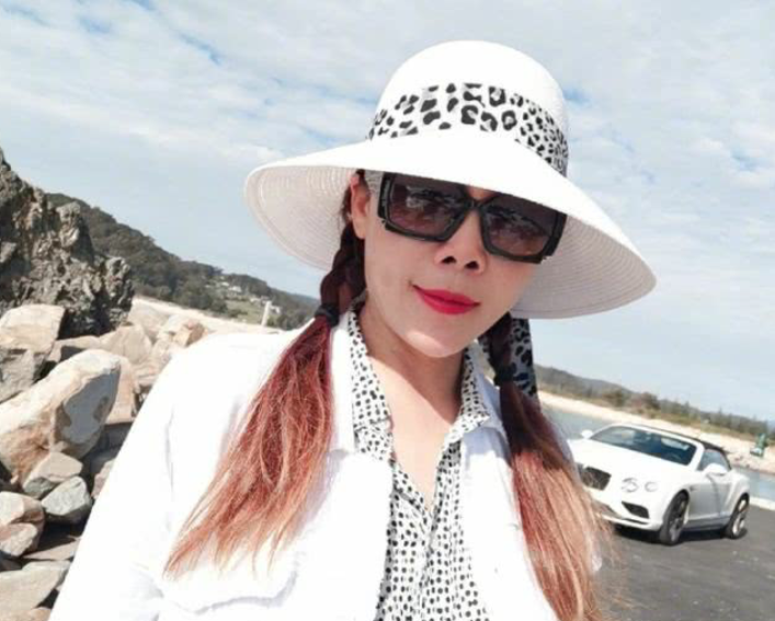 田震亮相芒果彩排,穿银色风衣依旧气派,太壮就一普通人!