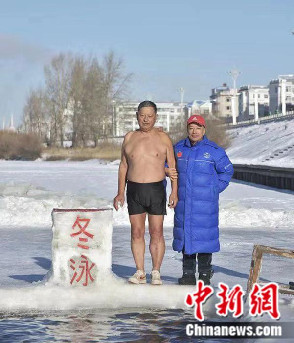 这老爷子90了,零下30度,冰河里游泳跟玩儿似的!