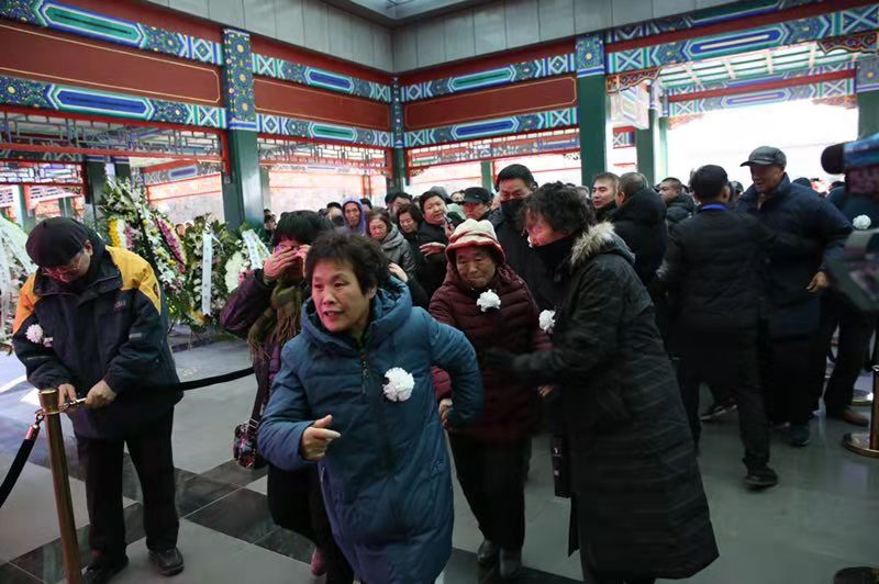 现场的悼念群众。新京报记者郑新恰摄