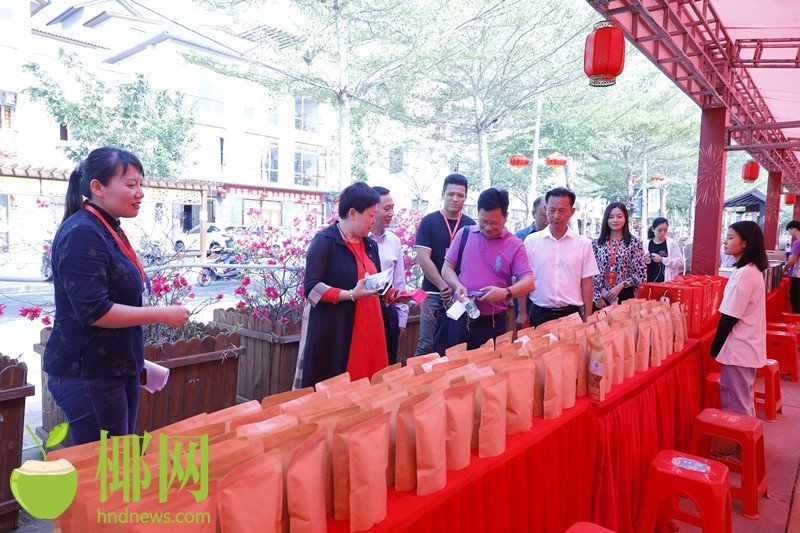 中国年节庆民俗非遗文化产业博览会三亚开幕 百种地方名优产品参展
