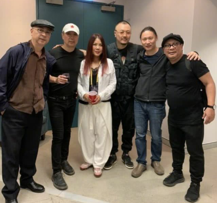 田震亮相芒果彩排,穿银色风衣依旧气派,太壮就一普通人!
