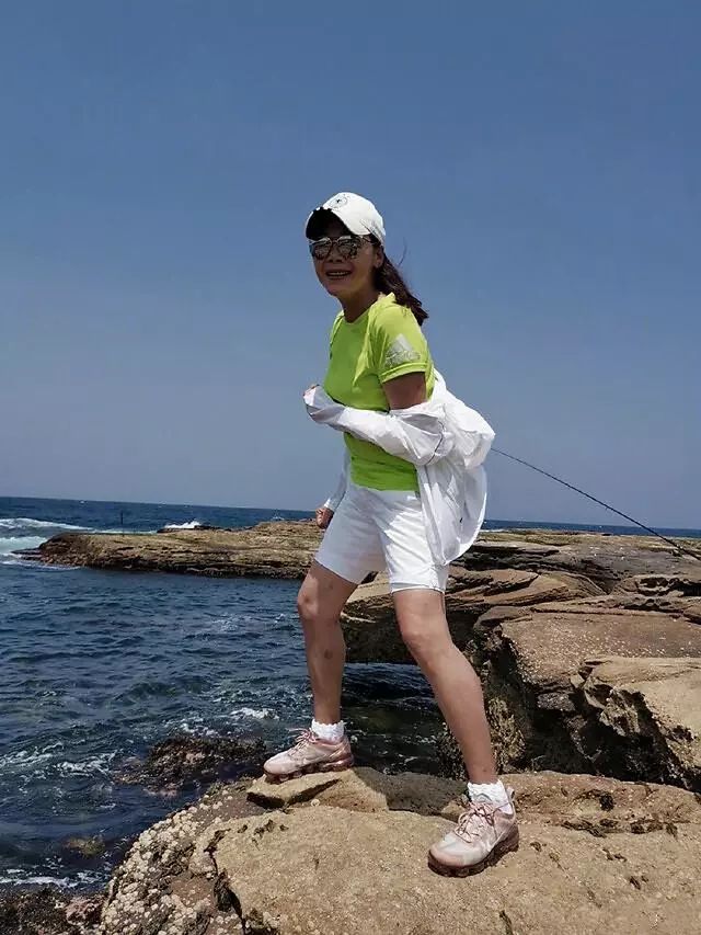 田震亮相芒果彩排,穿银色风衣依旧气派,太壮就一普通人!