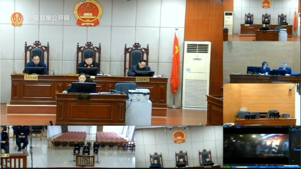 对警察拳打脚踢,还冲到店里拿炒锅打人,就因为他人给自己老婆打了个电话
