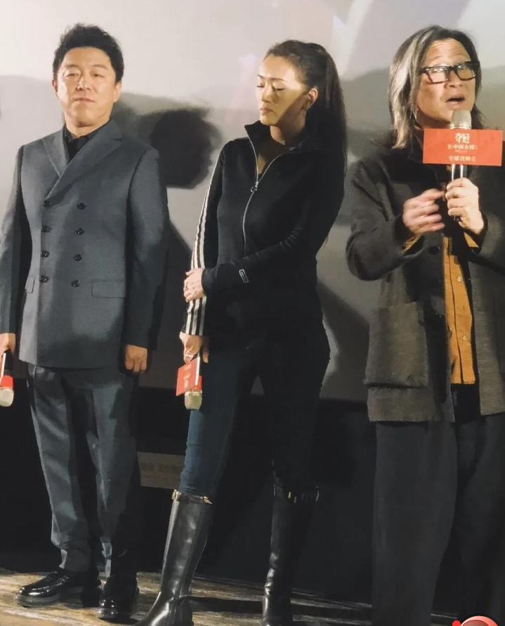 巩俐参加首映式,脸上虽凹凸不平,坚持不修图美的自然!