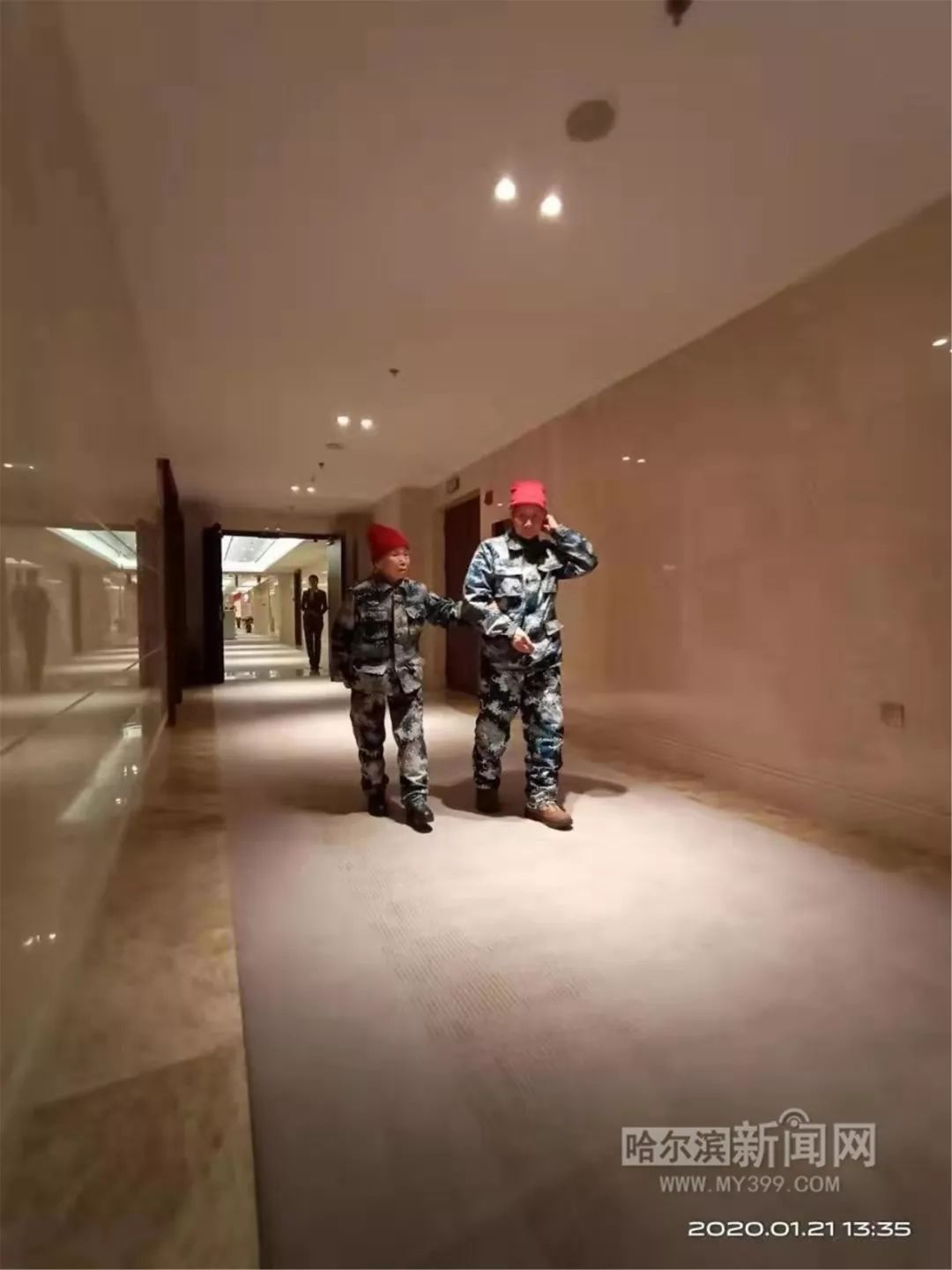 “每次回来就舍不得走,总感觉呆不够”,只这一句,老人就湿了眼眶|回过家,过了小年儿,马旭夫妇启程赴京参加春晚