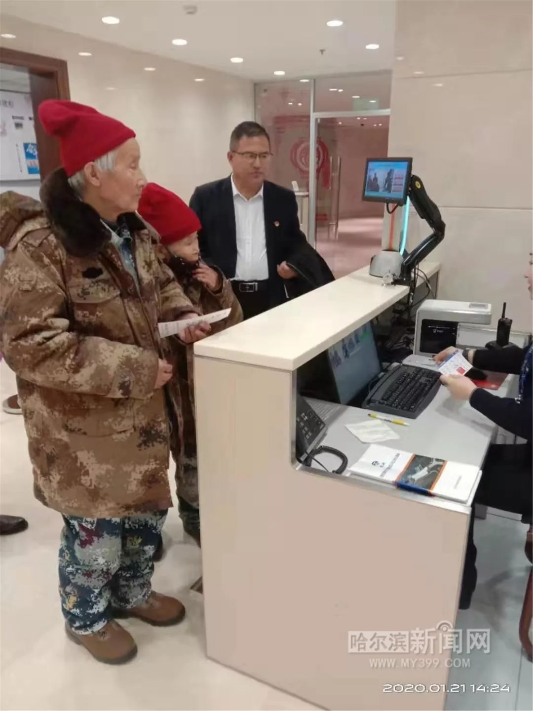 “每次回来就舍不得走,总感觉呆不够”,只这一句,老人就湿了眼眶|回过家,过了小年儿,马旭夫妇启程赴京参加春晚