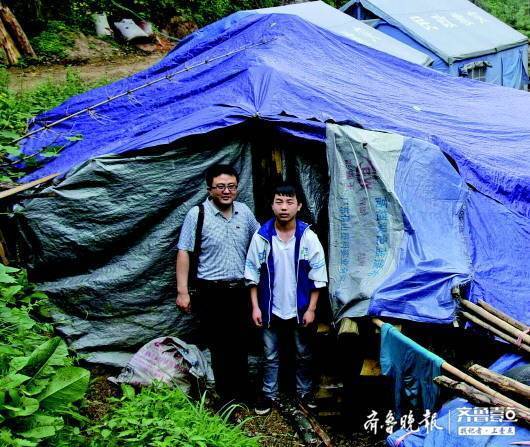 隋刚去贵州看望受资助的学生。(资料片) 受访者供图
