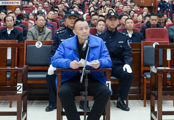 ↑被告人杜少平 图据央视新闻