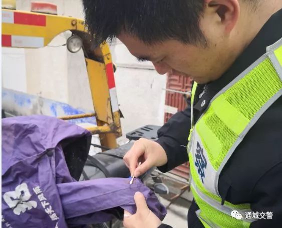 气愤!通城一男子骑摩托车撞倒老人后离去,三小时后……