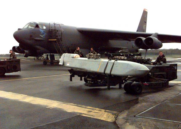 资料图片:B-52H轰炸机与AGM-86巡航导弹合影。(美空军官网)