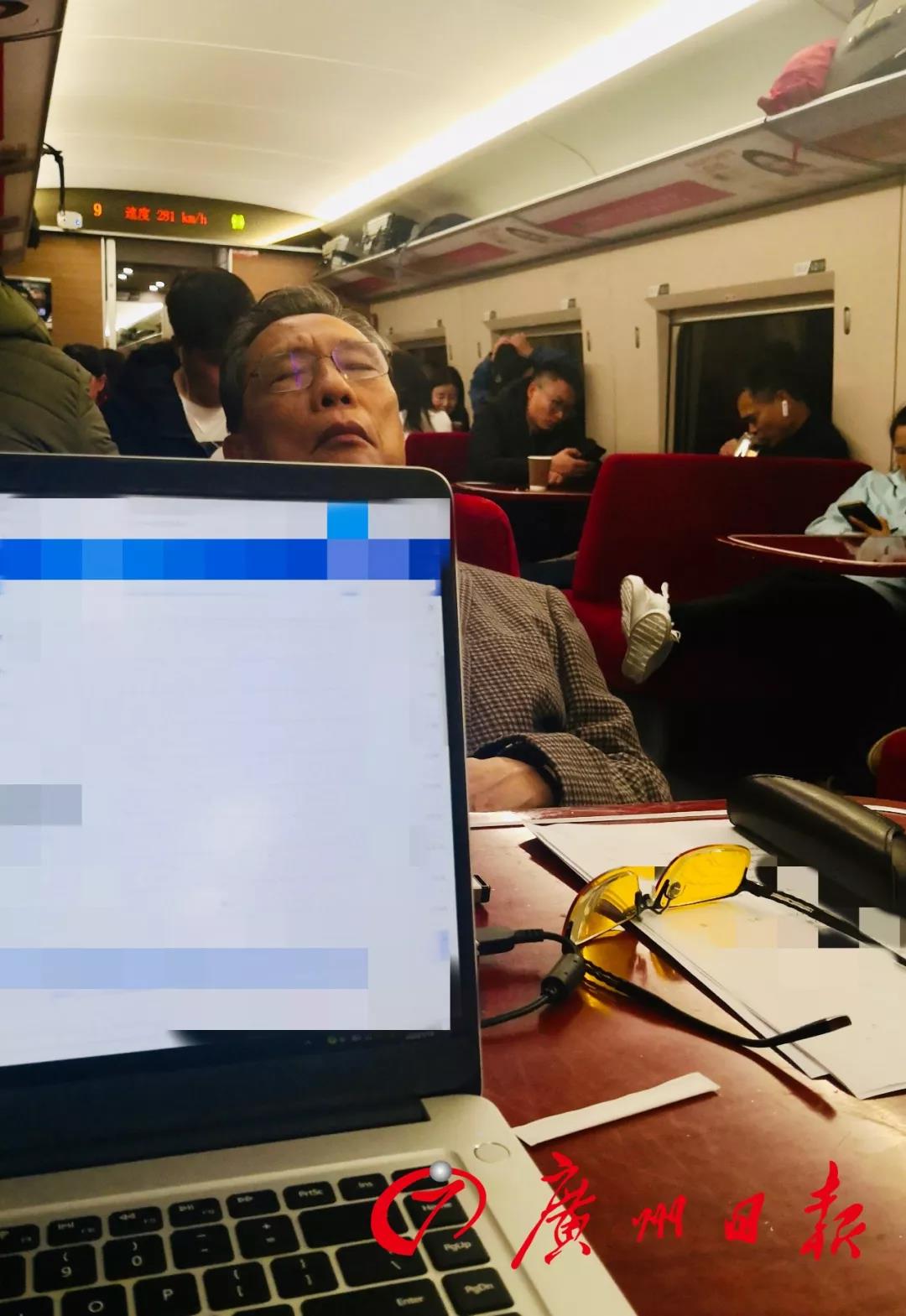 钟南山在赶往武汉的高铁餐车上。(苏越明摄)