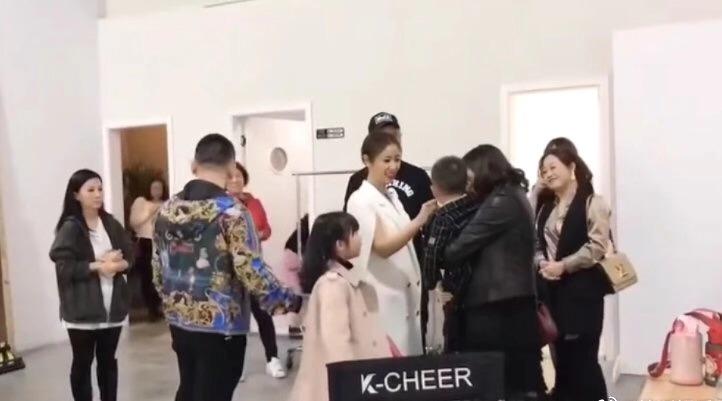 林心如被抓拍原图,穿宽松裙小肚子还凸出,身材体型有了大妈感!