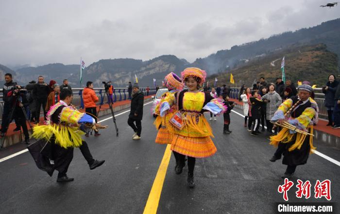 苗族群众跳舞庆贺大桥建成通车。 刘忠俊 摄