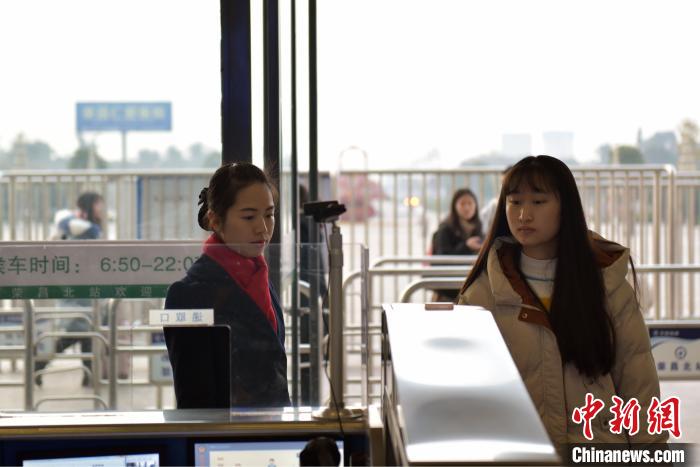 “90后”高铁女站长的“春运十二时辰”