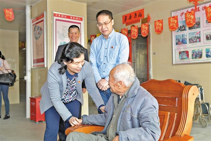 走访基层送温暖 声声问候总关情