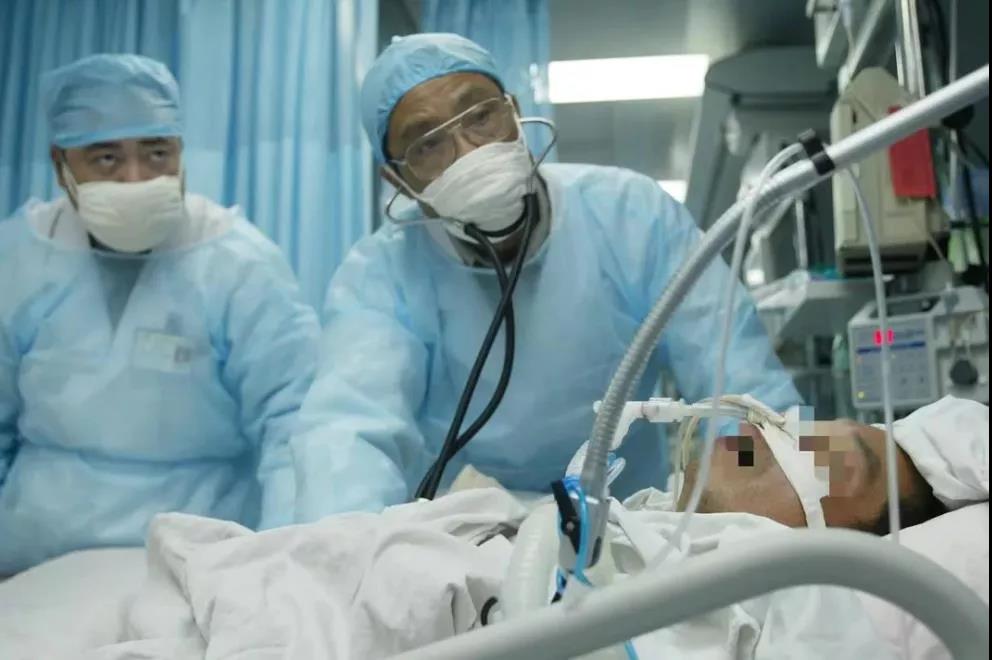 钟南山院士(右一)、黎毅敏教授(左一)诊治非典病