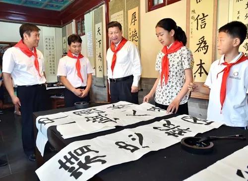 △2014年5月30日,习近平来到北京市海淀区民族小学看望同学们